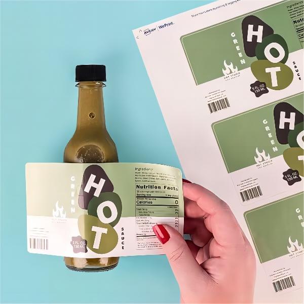 食品不干胶标签覆膜与工艺 食品不干胶标签覆膜与表面工艺展示:亮膜、哑膜与耐磨效果