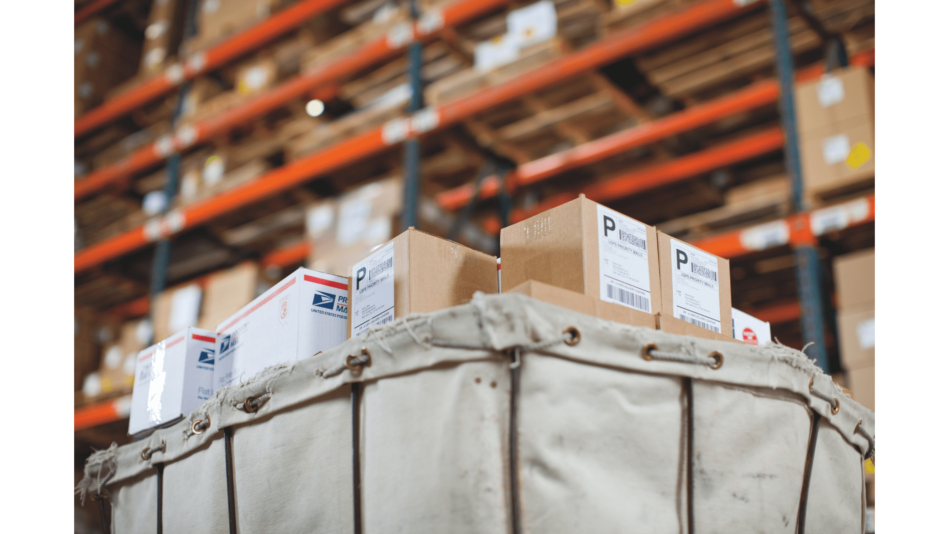 可回收包装标签示意：PET瓶洗脱胶标签与回收友好设计